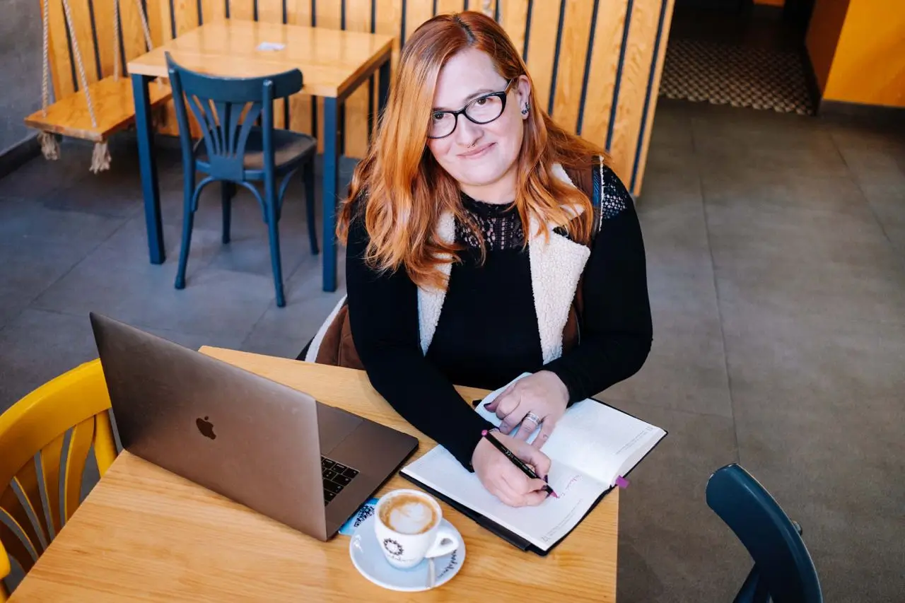 Esther Mayor de instituto Asistente virtual