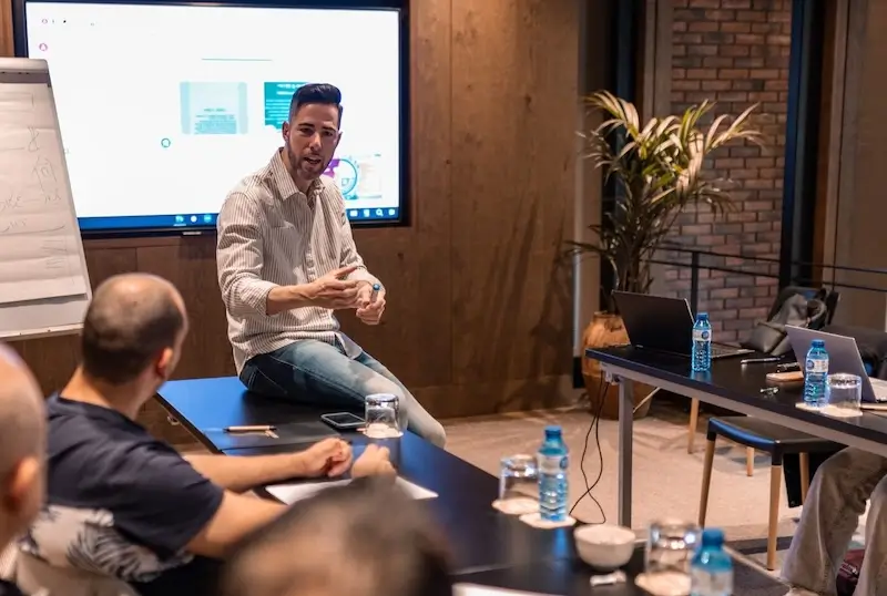 Game Change es un programa formativo diseñado para aquellas personas que no tienen grandes ahorros pero que quieren aprender a generar ingresos adicionales y a gestionar mejor sus finanzas.